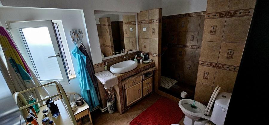 Casă cu 3 camere în Valea Adâncă