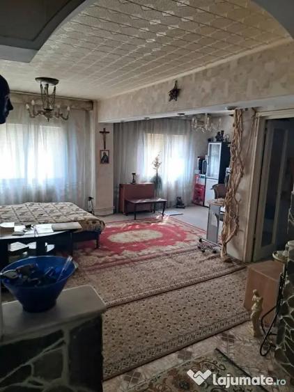 Apartament cu 4 camere decomandat în Coman