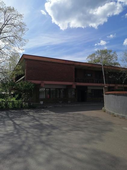 Casă individuală cu 12 camere cu Teren 1000 Mp în Central