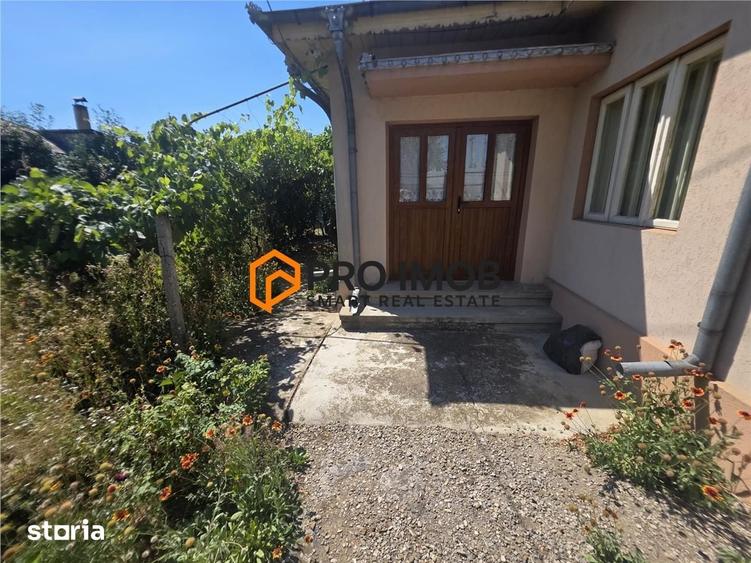 Casă cu 3 camere semidecomandat cu Teren 500 Mp în Central