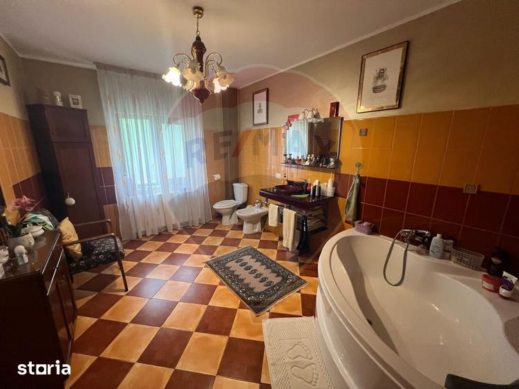 Casă cu 7 camere cu Teren 983 Mp în Garoafa