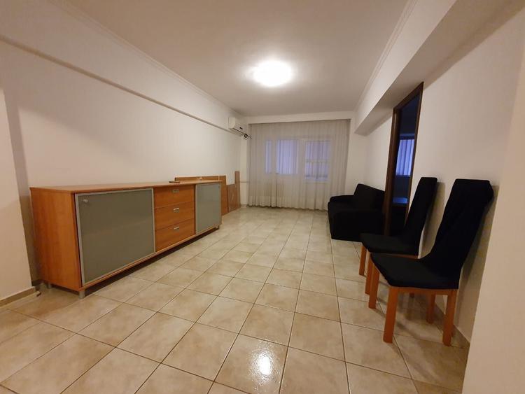 Apartament cu 3 camere semidecomandat în Olteniței