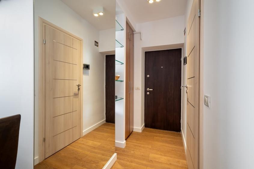 Apartament cu 3 camere semidecomandat, mobilat în Moșilor