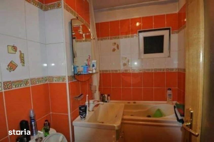 Apartament cu 3 camere semidecomandat în Decebal