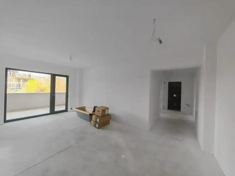 Apartament cu 3 camere semidecomandat în Pipera