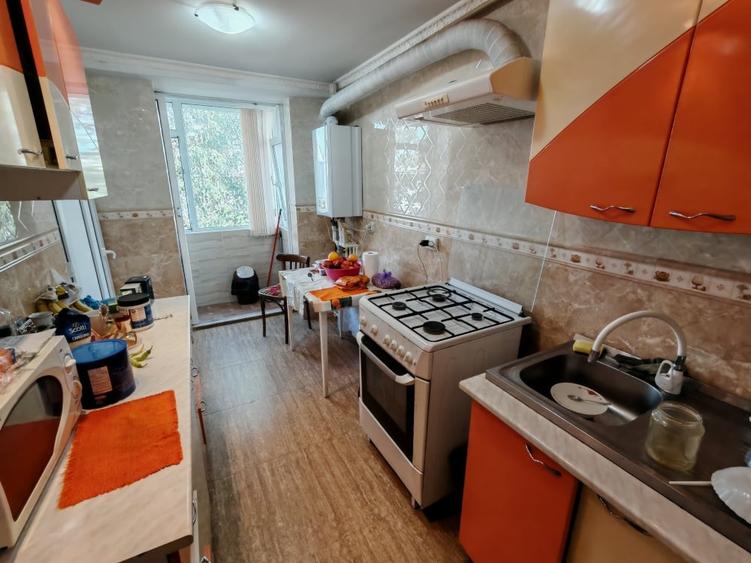 Apartament cu 3 camere decomandat în Micro 13