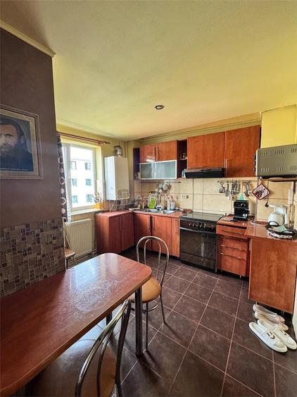 Apartament cu 4 camere decomandat în Gojdu