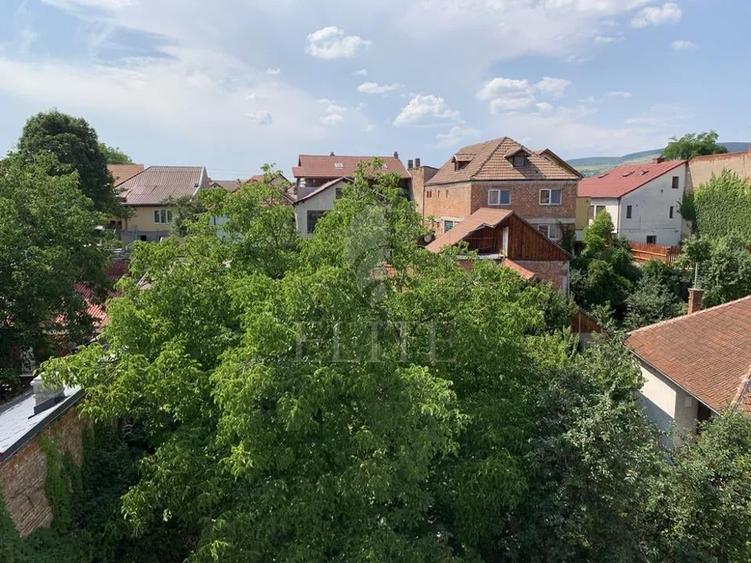 Apartament cu 3 camere decomandat, mobilat în Central