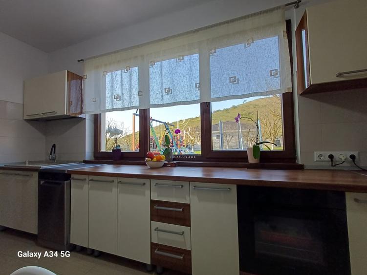 Casă individuală cu 7 camere cu Teren 1076 Mp în Florești