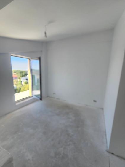 Apartament cu 3 camere semidecomandat în Băneasa