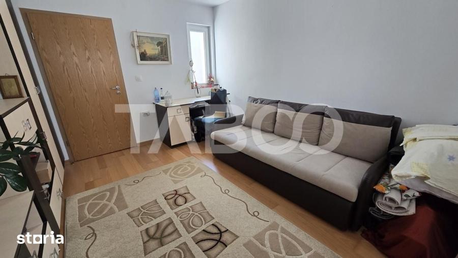 Apartament cu 3 camere decomandat în Est