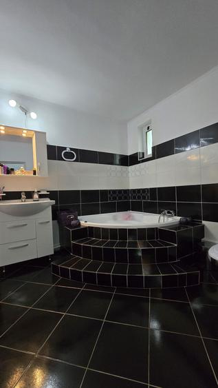 Casă cu 4 camere cu Teren 250 Mp în Central