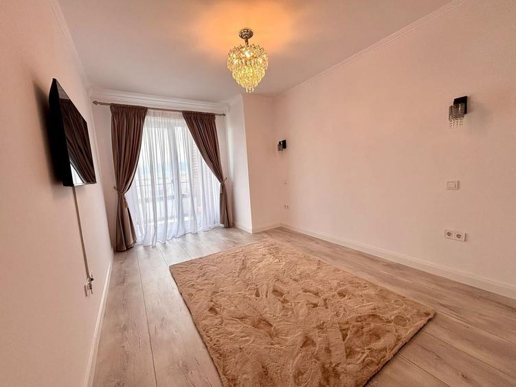 Apartament cu 5 camere decomandat în Cristian