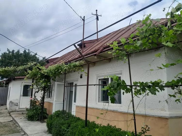 Casă cu 4 camere în Roman