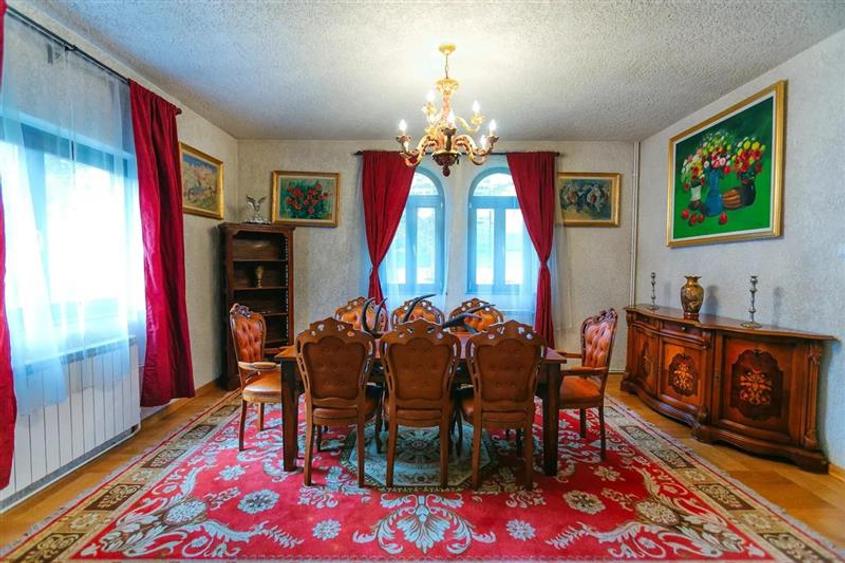 Casă cu 8 camere cu Teren 1000 Mp în Moroieni