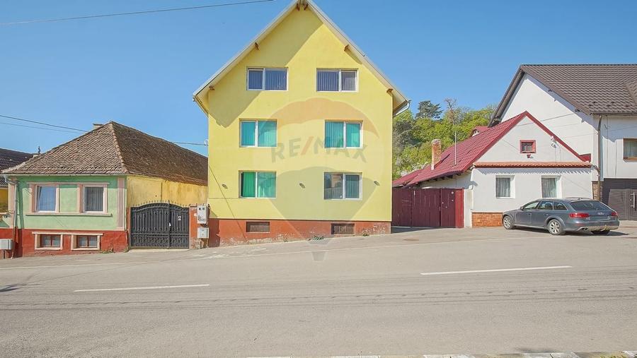 Casă individuală cu 14 camere cu Teren 306 Mp în Central