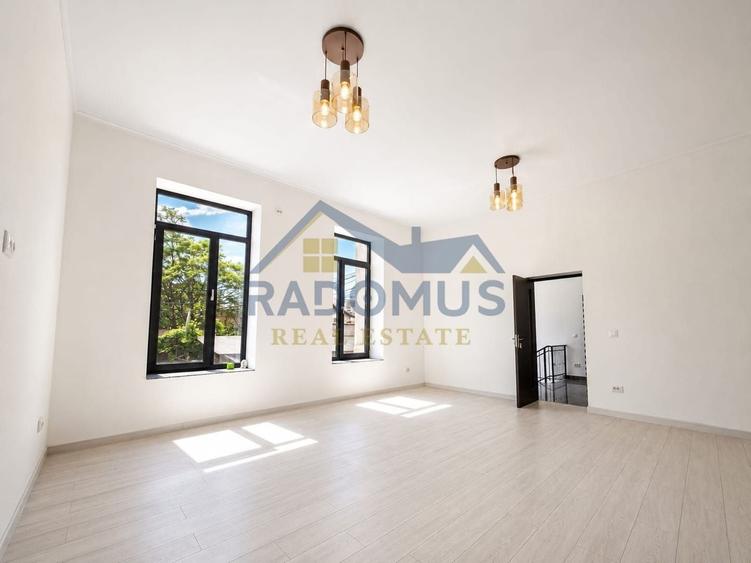 Casă individuală cu 10 camere cu Canalizare în Ultracentral
