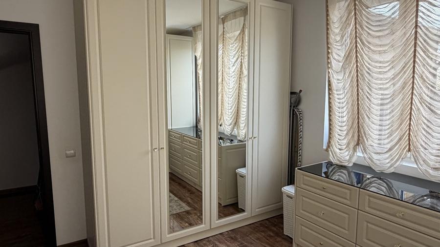 Duplex cu 5 camere cu Canalizare în Roșu