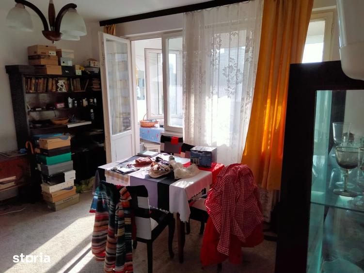 Apartament cu 3 camere semidecomandat în Tei