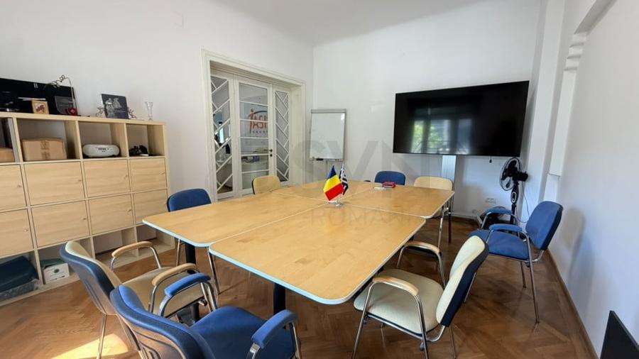 Casă cu 5 camere cu Teren 500 Mp în Central