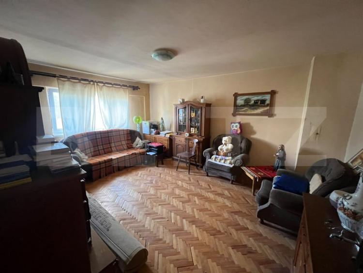 Apartament cu 4 camere decomandat în Central