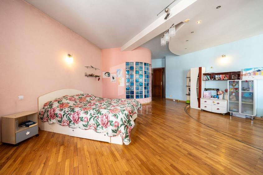Casă individuală cu 8 camere cu Canalizare în Central
