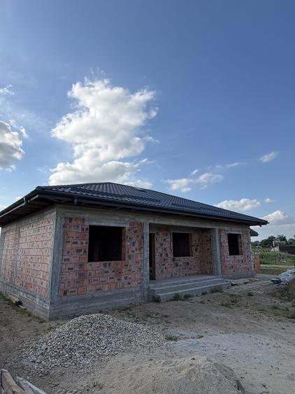 Casă cu 4 camere cu Teren 500 Mp în Joița