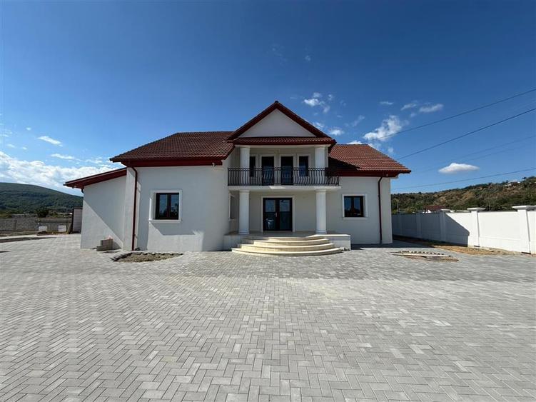 Casă individuală cu 4 camere cu Garaj în Vest