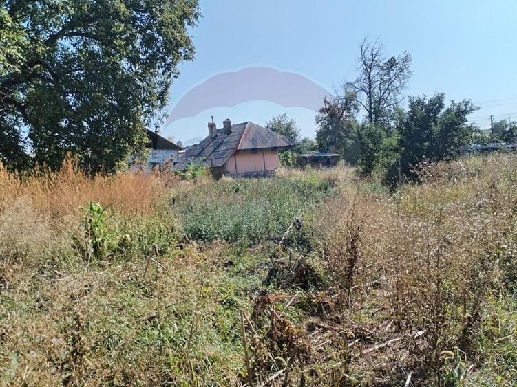 Casă individuală cu 4 camere cu Teren 3370 Mp în Central