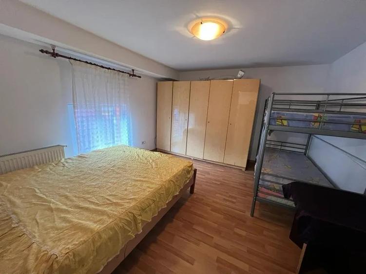 Casă cu 8 camere cu Garaj în Central