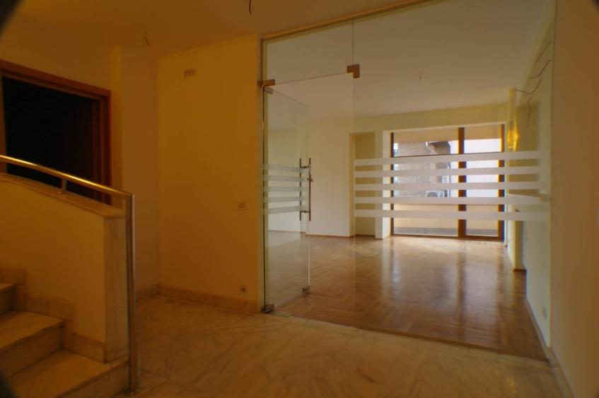 Casă cu 13 camere cu Teren 300 Mp în Dorobanți