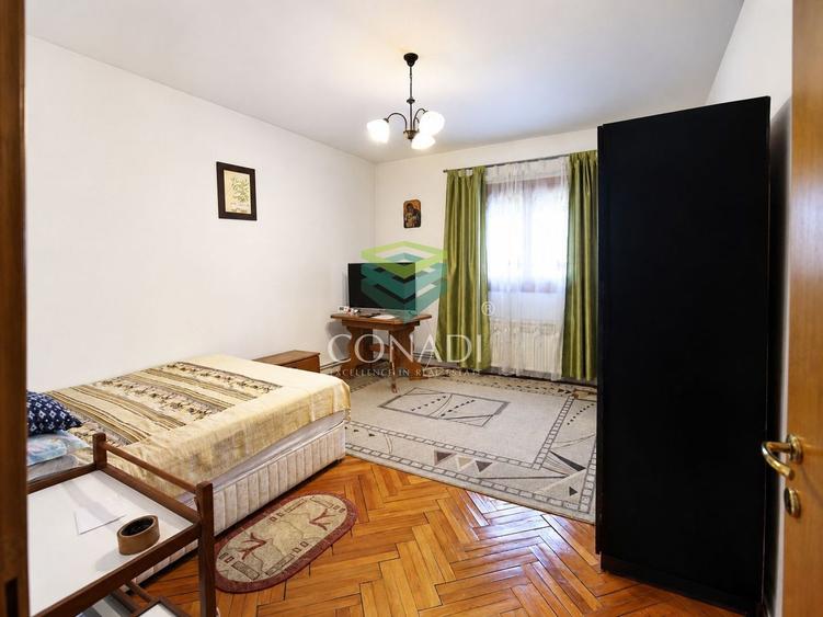 Casă individuală cu 7 camere cu Canalizare în Central