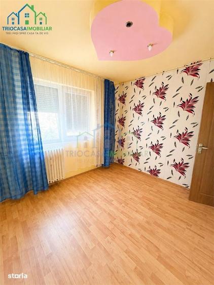 Apartament cu 3 camere semidecomandat în Rovine