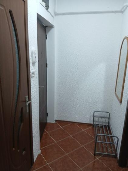 Apartament cu 2 camere semidecomandat în Craiovei