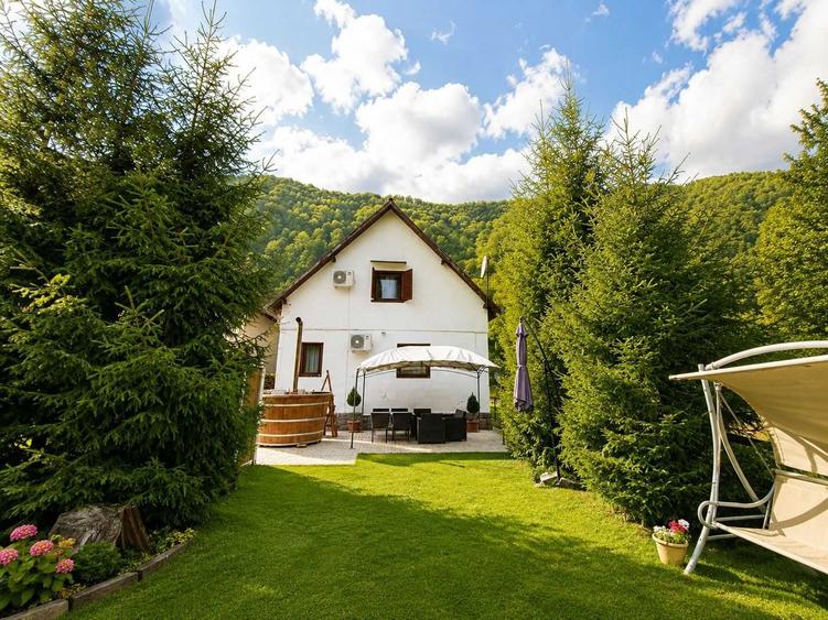 Casă cu 4 camere în Pietroasa