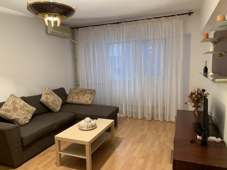 Apartament cu 3 camere decomandat, mobilat în P-ța Victoriei