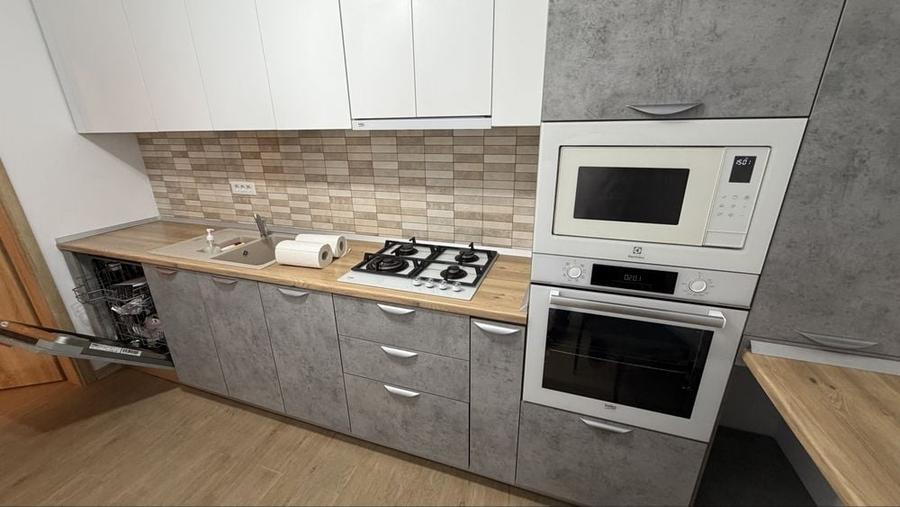Apartament cu 3 camere decomandat în Dobroești