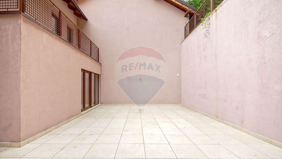 Penthouse cu 4 camere semidecomandat în Schei