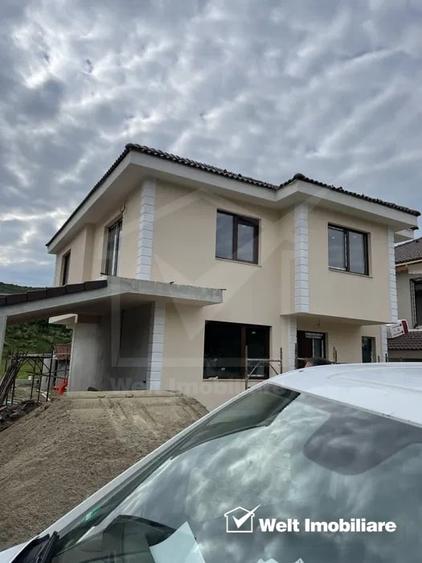 Casă individuală cu 4 camere cu Canalizare în Luna de Sus