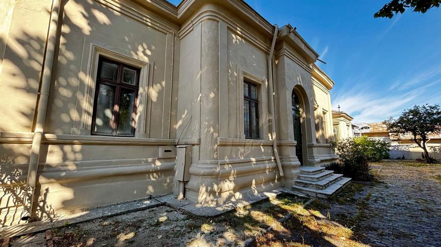 Casă individuală cu 5 camere cu Canalizare în Central
