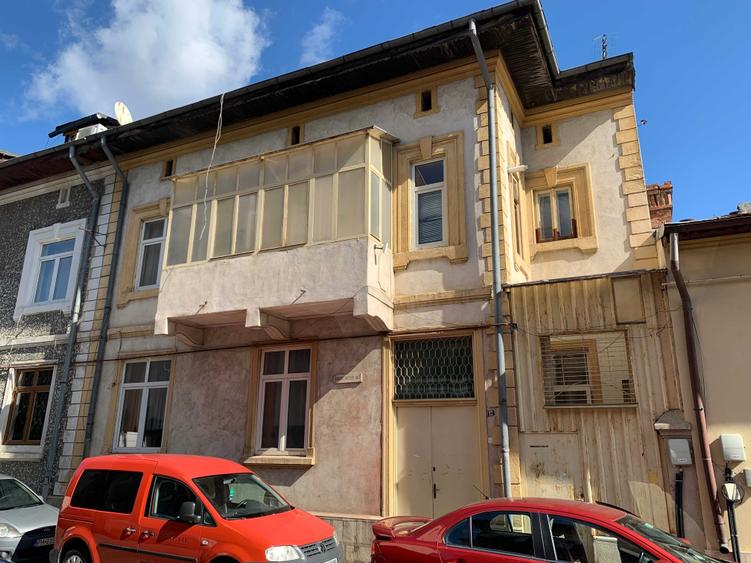 Casă cu 4 camere în Unirii