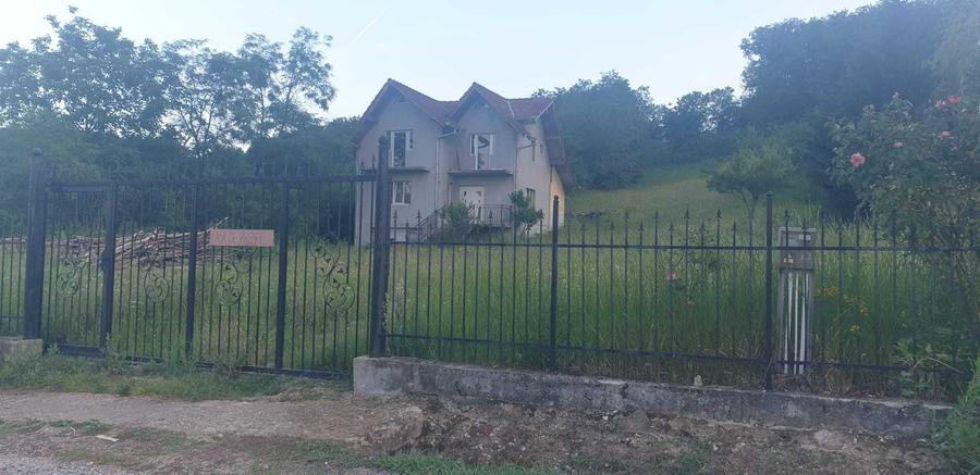 Casă cu 4 camere în Ceica