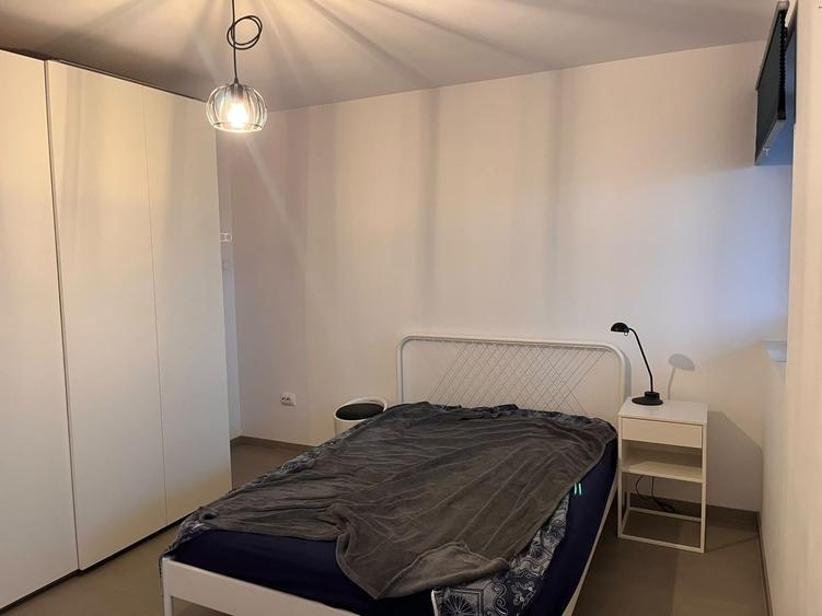 Apartament cu 3 camere semidecomandat, mobilat în Victoriei
