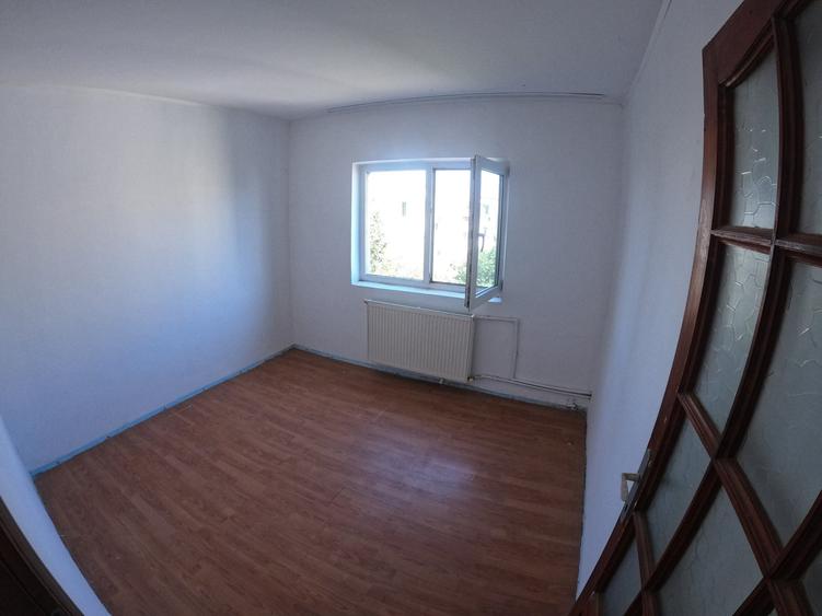 Apartament cu 3 camere semidecomandat în Tineretului