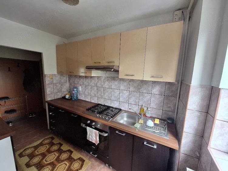 Apartament cu 3 camere semidecomandat, mobilat în Circumvalațiunii