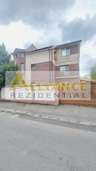 Casă individuală cu 7 camere cu Canalizare în Apărătorii Patriei