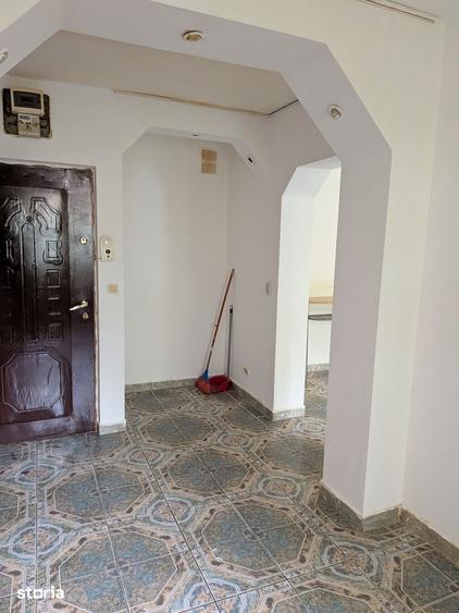 Apartament cu 2 camere semidecomandat în Calea București