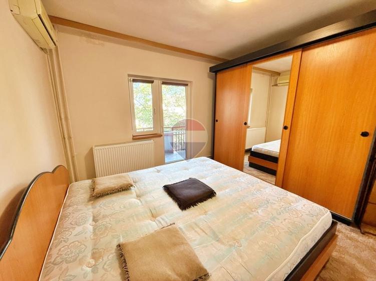 Apartament cu 3 camere decomandat, mobilat în Intim