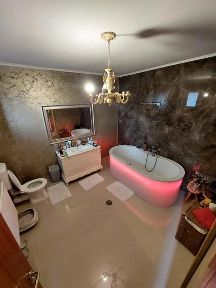 Casă cu 9 camere cu Teren 362 Mp în Central