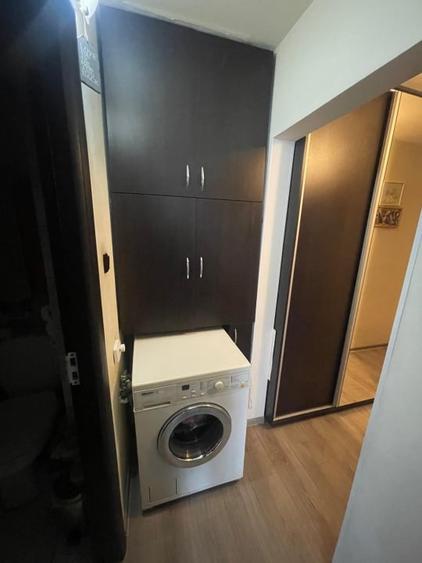 Apartament cu 3 camere semidecomandat, mobilat în Craiovița Nouă